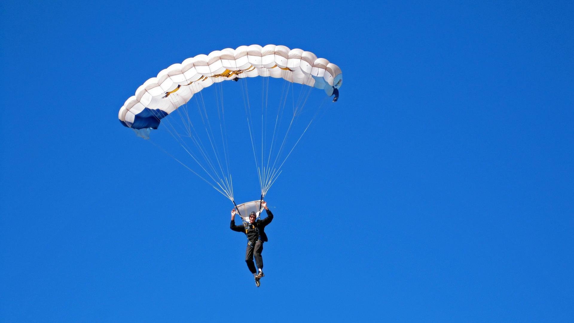 “短柄墙球：高新区全民健身馆，比赛不止是对抗，更是智商与反应速度的比拼”